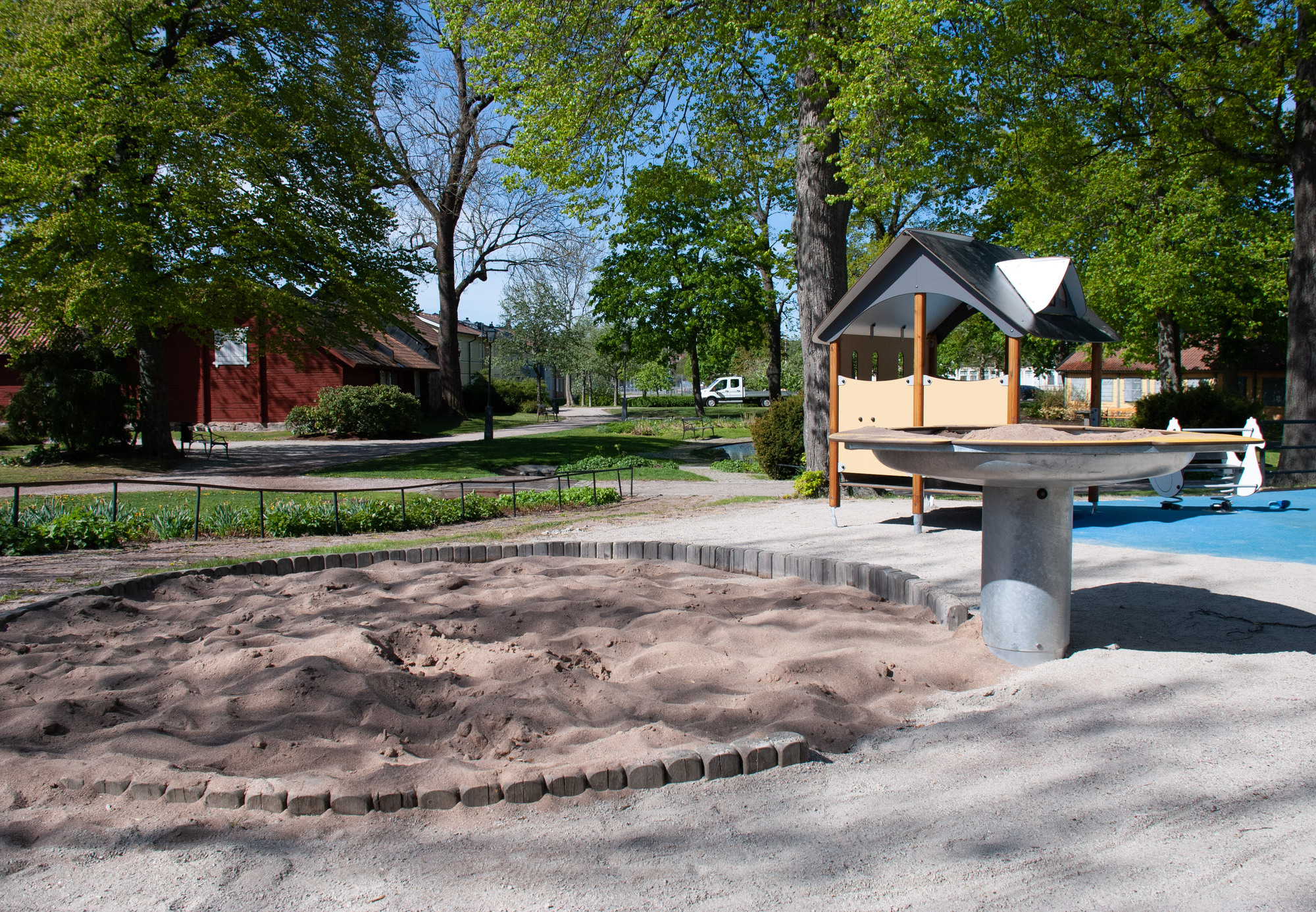 Sandlådan vid Ahllöfsparkens lekplats. 
